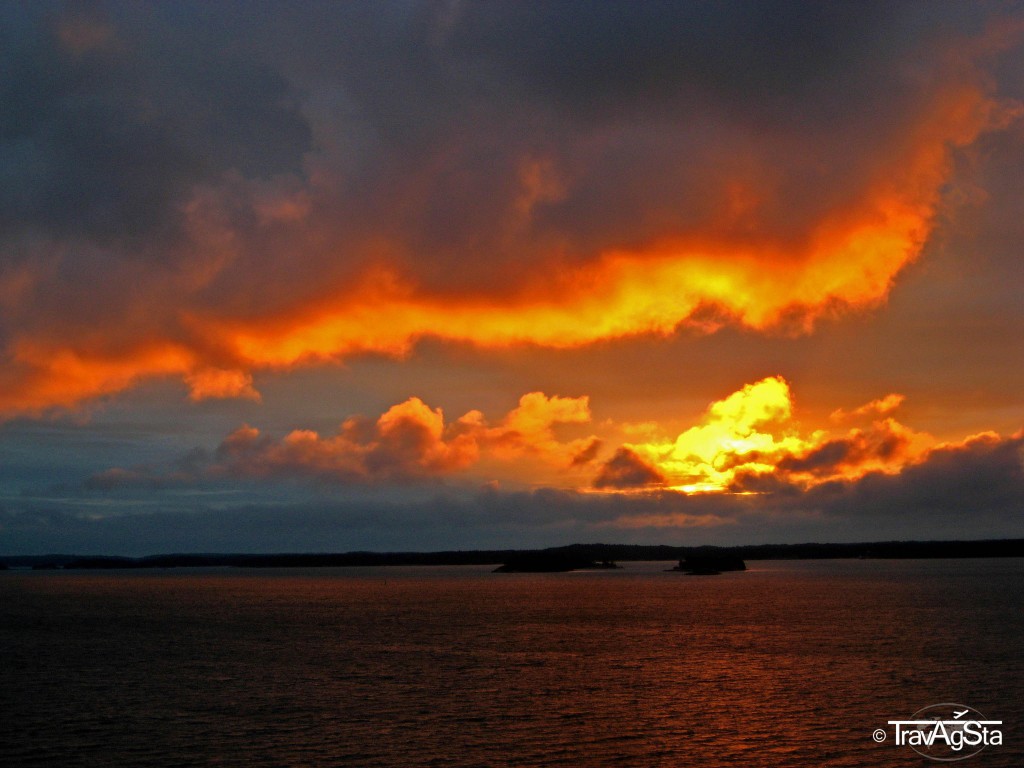 Sonnenaufgang über dem Meer, Finnland
